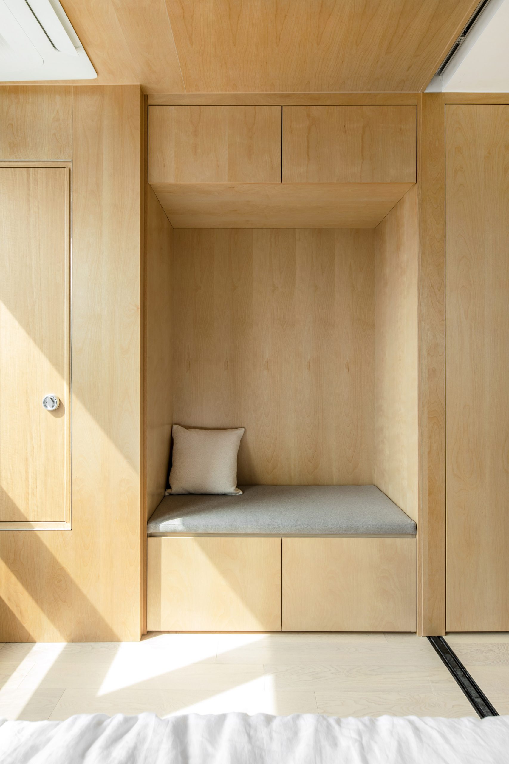 极简主义微型公寓：创造故意简单永恒的内饰·NEEN尼恩设计